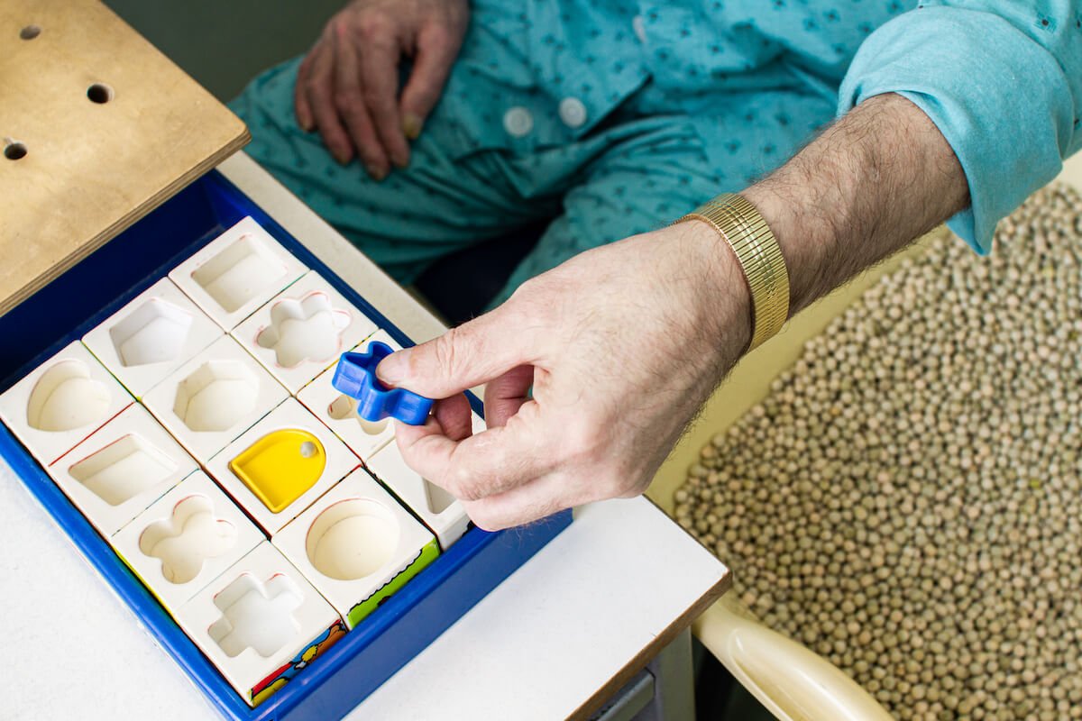 10 Ways Memory Care in Boca Raton Can Delay Cognitive Decline Woman putting puzzle together